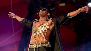 بعد ظهور مسلم يرتدي "جيبة".. نجوم أثاروا الجدل بملابس وصفت بـ "النسائية"