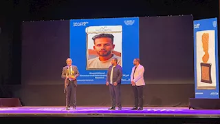 كامل الباشا يتسلم تكريم أحمد الدنف من الإسكندرية للفيلم القصير .. ويعلق: فلسطين أقوى من الاحتلال  