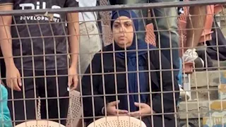 "بتدعي بشكل مستمر".. 5 صور ترصد تفاعل سيدة مع هجمات الزمالك أمام إنبي