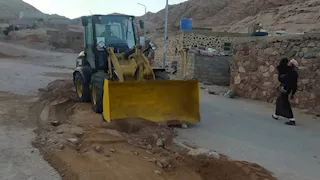 حملة موسعة لتأهيل طرق أودية سانت كاترين بعد جفاف مياه السيول (صور)