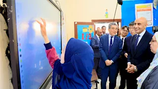 وزير التعليم يتفقد تطبيق البرمجة والذكاء الاصطناعي بمدرسة الأورمان
