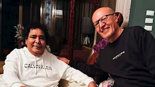 بالصور.. محمد منير يبدأ بروفات موسم الصيف من داخل منزله