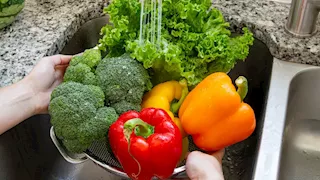 بالماء والخل.. مدير معمل المبيدات توضح الطريقة المثلى لغسل الخضروات (فيديو)