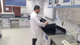 إعادة تشغيل محطة مياه ناصر النقالى بسوهاج بعد احتواء بقعة سولار بنهر النيل