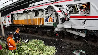 مصرع 7 أشخاص وإصابة 81 آخرين إثر تصادم قطارين في إندونيسيا