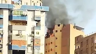  بالصور- حريق هائل يلتهم روف بأحد الأبراج السكنية في الفيوم 