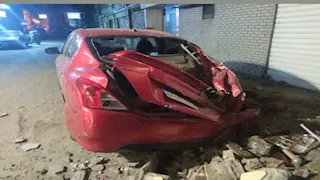 تحطم سيارة نجل الفنانة عارفة عبد الرسول في انهيار شرفة عقار بالإسكندرية - صور