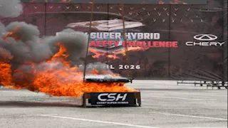 بالفيديو.. شيري تحرق بطارية سياراتها الهجينة لإثبات أمانها ومقاومتها