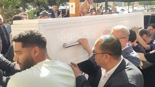 صور- جثمان مختار نوح يصل مسجد مصطفى محمود لأداء صلاة الجنازة