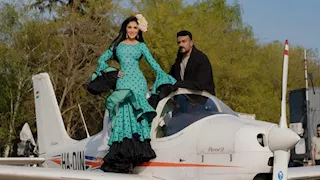 بالصور- رومانسية مي عمر وأحمد العوضي داخل طائرة خاصة 