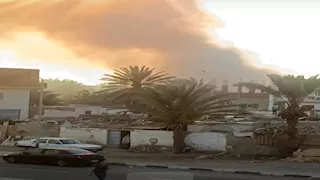 ألسنة النيران تغطي السماء.. حريق ضخم بمدينة طور سيناء والحماية المدنية تتدخل -صور 