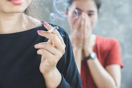 هل التدخين السلبي يضر أكثر من التدخين؟- طبيب يجيب "فيديو"