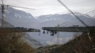 إثر غارة أمريكية مباغتة.. صور تكشف حجم الدمار في جسر "B1" الإيراني