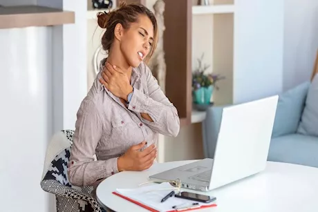 الجلوس الطويل يهدد القلب.. كم ساعة تصبح خطيرة؟