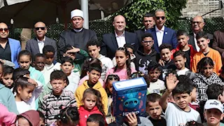 بالصور.. محافظ الجيزة يشارك أطفال دور الأيتام فرحتهم في احتفالية "يوم اليتيم"