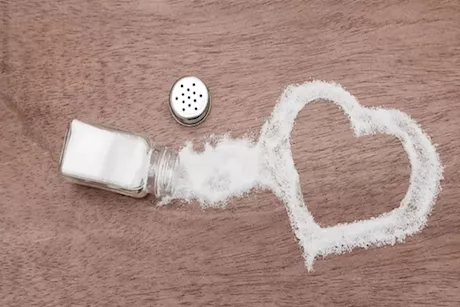 ما الحد المسموح لتناول الملح يوميًا لمرضى القلب وضغط الدم؟