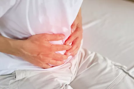 تلوث الطعام أخطرها.. طبيب يكشف أسباب الإصابة بجرثومة المعدة