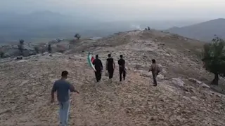 شاهد.. إيرانيون يبحثون وسط الجبال عن الطيار الأمريكي المفقود