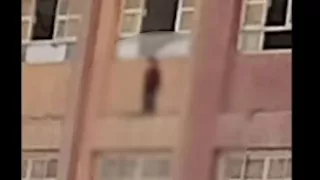 "لعبة مع زميله".. الداخلية تكشف حقيقة فيديو طفل يتدلى من شرفة مدرسة بالقليوبية