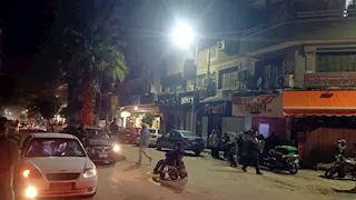 "ساعة بالليل بتفرق".. تجار السويس يكشفون تأثير قرار مد الغلق على حركة البيع (فيديو وصور)