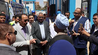 "مش همشي غير لما اطمن".. محافظ سوهاج ينتقل لمنزل مواطن اشتكى من جودة المياه 