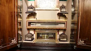 قصة سيف" الغضب" داخل مسجد الحسين.. قطعة تنسب للنبي وتثير اهتمام الزائرين