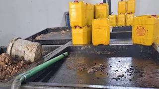 "سموم في جراكن".. ضبط 1500 لتر زيت مستعمل قبل إعادة تدويره وبيعه بأسيوط