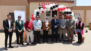 محافظ القليوبية يُسلم عربة طعام متنقلة لشابين من بنها (صور)