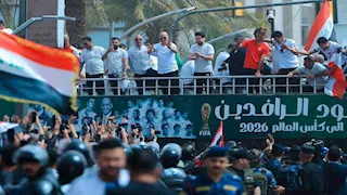 في حافلة مكشوفة.. لاعبو منتخب العراق يحتفلون بالتأهل إلى كأس العالم