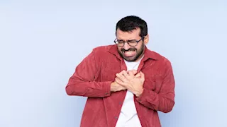  لا تتجاهلها.. متى تكون نغزة الصدر إنذارا خطيرا للقلب؟