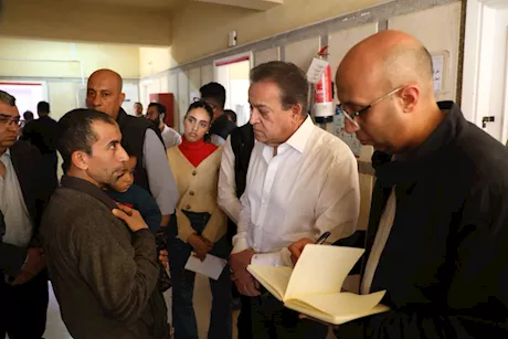 وزير الصحة يغيّر مسار جولته ويفاجئ مركز الحي الثالث بمدينة بدر