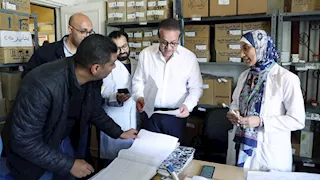 وزير الصحة يغيّر مسار جولته ويُجري زيارة مفاجئة لمركز طبي ببدر