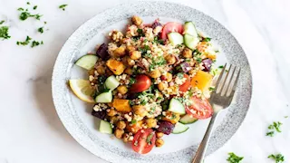  7 إضافات شائعة تقلل الفائدة الصحية للسلطة.. احذرها 