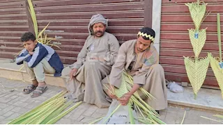  قلوب وصلبان وأسورة من السعف.. مشاهد مبهجة في شوارع أسيوط قبل أحد الشعانين -فيديو وصور
