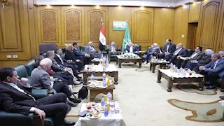 محافظ القليوبية يناقش مع النواب مشروعات التنمية والنقل ورصف الطرق (صور)
