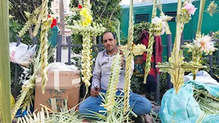 "قلب وتاج وسنابل قمح".. الإسكندرية تحتفل بأحد الشعانين بزينة سعف النخيل (فيديو وصور)