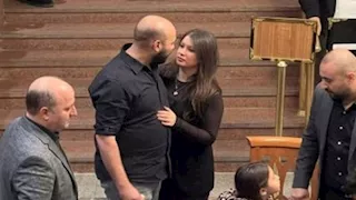 "مش راضية تسيبه"..زوجة حاتم صلاح تواسيه في عزاء والده