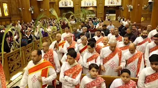 بالصور ـ أقباط أسيوط يحتفلون بأحد الشعانين.. وسكرتير المجمع المقدس يترأس القداس