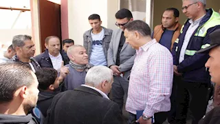 محافظ القليوبية يفاجئ محطة مياه ببنها.. ويشرب من منازل الأهالي 