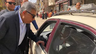 محافظ الدقهلية يستوقف التاكسي للتأكد من تشغيل العداد والالتزام بالبنديرة