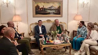 بالصور.. الملك أحمد فؤاد الثاني يصل أسوان والمحافظ يستقبله بالمطار