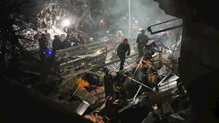 إسرائيل: البحث عن مفقودين بعد سقوط صاروخ إيراني على برج سكني.. صور 