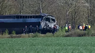 اصطدم قطار فرنسي فائق السرعة بشاحنة عسكرية