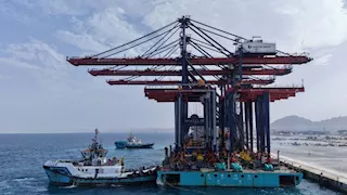 صور.. وصول 9 أوناش عملاقة إلى محطة سفاجا 2 بميناء سفاجا الكبير