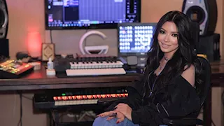 بالصور.. نيفين رجب تقدم أغنية جديدة من ألحان أحمد زعيم