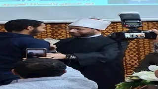 بعد تكريمه بمكافأة 200 جنيه من وزير الأوقاف.. طالب في أزهر أسيوط: شعرت بروح الأب لابنه- صور