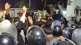 حرب إيران.. متظاهرون عراقيون يقتحمون السفارة الكويتية بالبصرة- فيديو