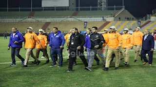 وسط حراسة مشددة.. خروج حكم مباراة الأهلي وسيراميكا بعد جدل ركلة الجزاء
