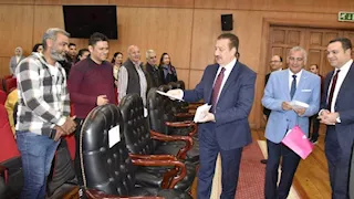 محافظ بورسعيد يهنئ الأقباط بعيد القيامة ويوزع العيدية على العاملين بالديوان العام