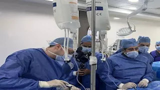 "زايد التخصصي" ينقذ مريضًا من تمدد شرياني هائل بعد 10 سنوات من المعاناة